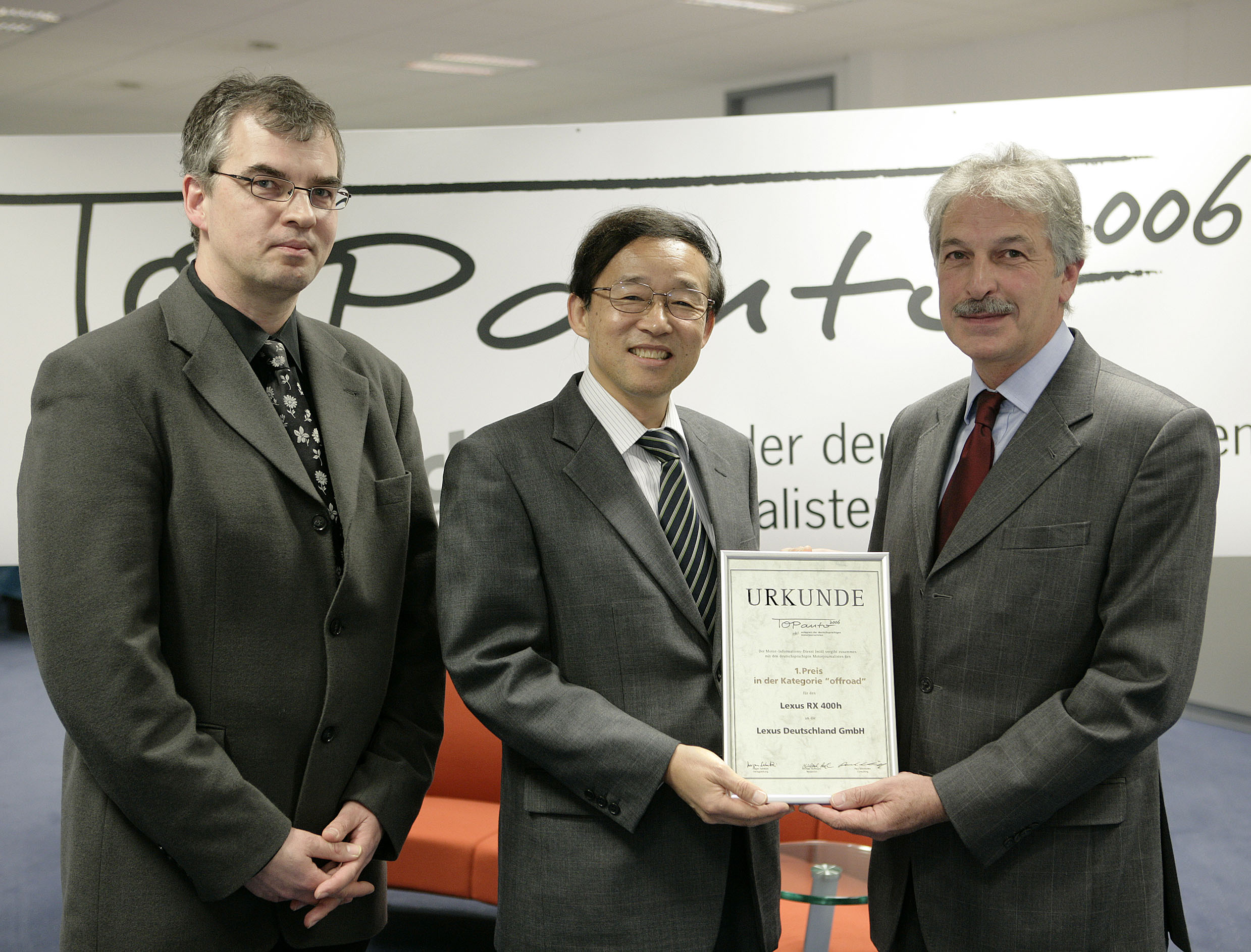Der RX 400h gewann einen 1. Platz bei "Top auto 2006". Die Urkunde übergaben für den Verlag Peter Lehr (links) und Paul Schinhofen (rechts) an Toyota Deutschland-Präsident Yoichi Tomihara.