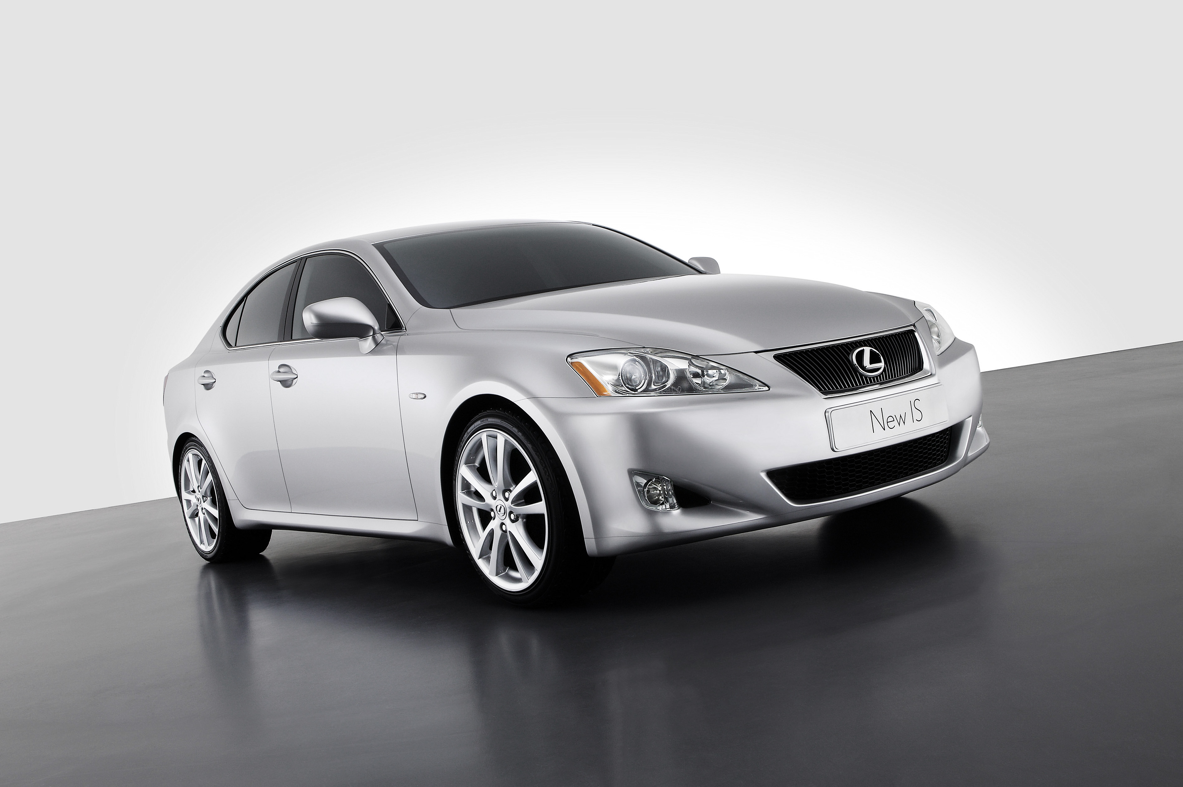 Die neue IS-Serie: Mit der zweiten Generation der sportlichen Sechszylinder-Limousine geht Lexus erstmals auf dem japanischen Markt an den Start