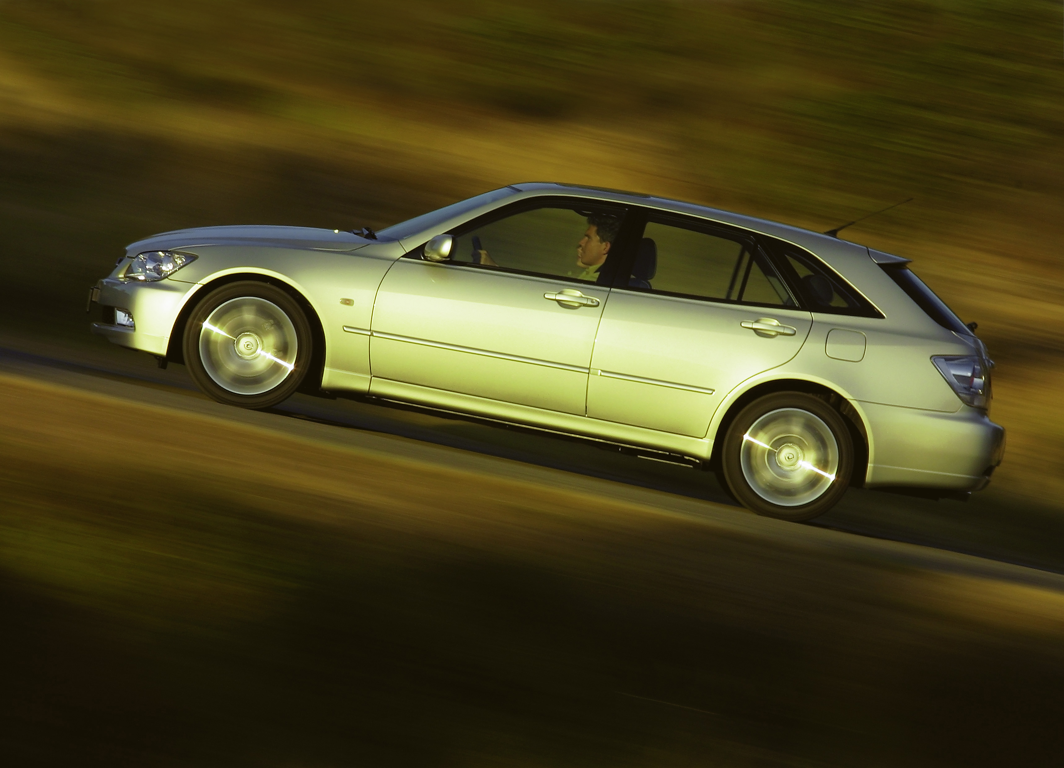 Der neue Lexus IS 200 SportCross