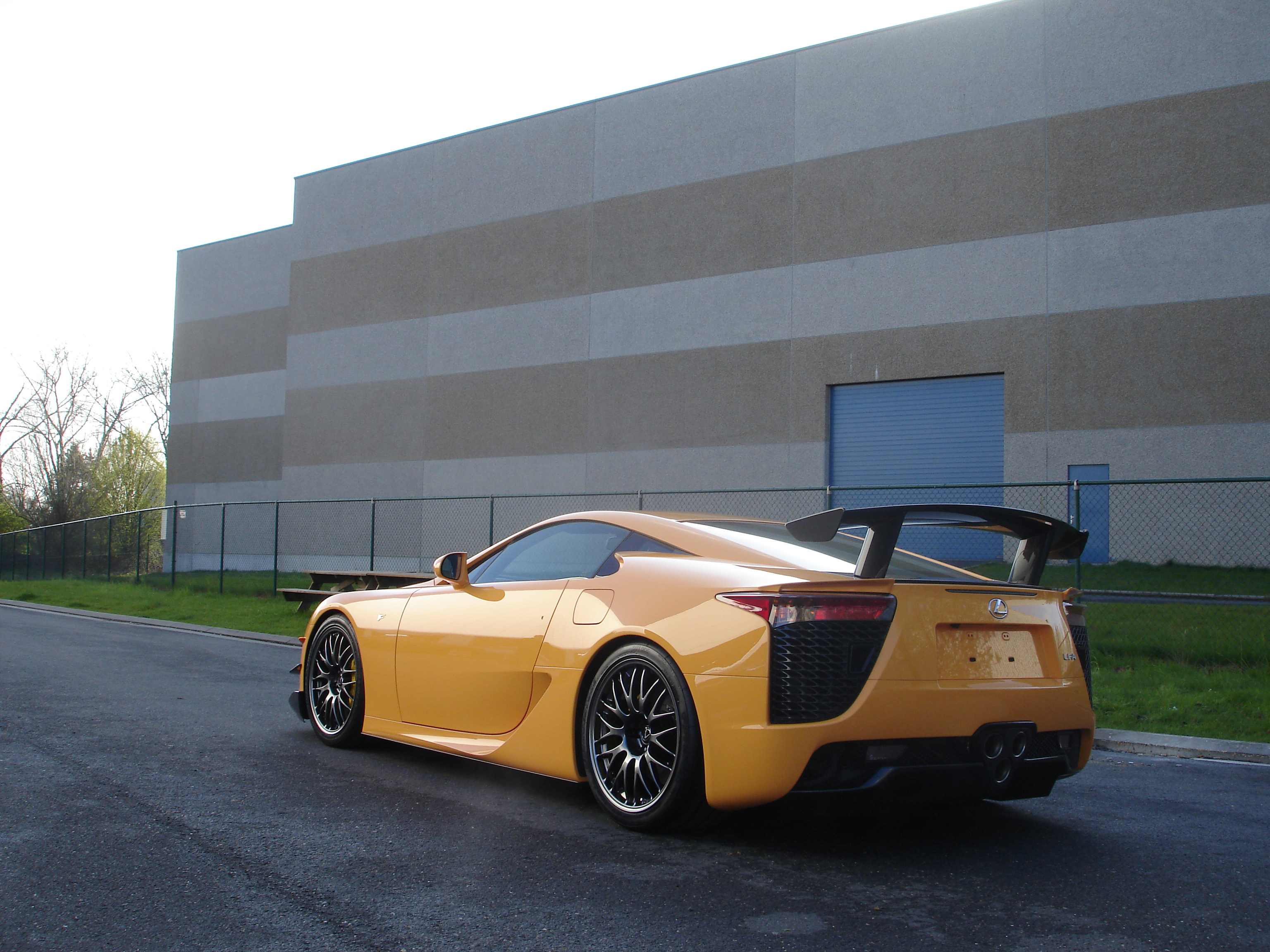 Erster Lexus LFA mit Nürburgring-Performance-Paket ausgeliefert