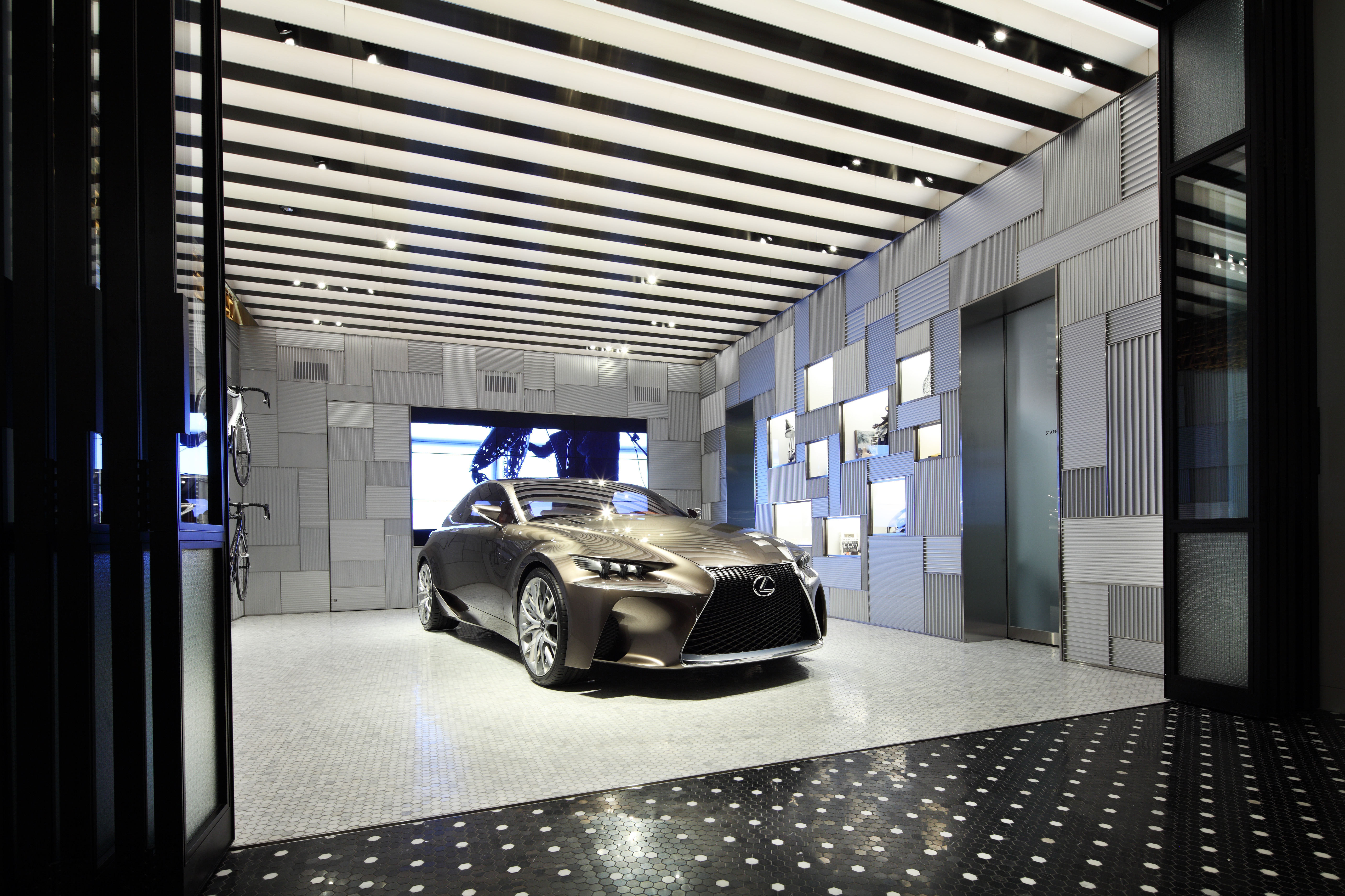 INTERSECT 1F garage from entrance