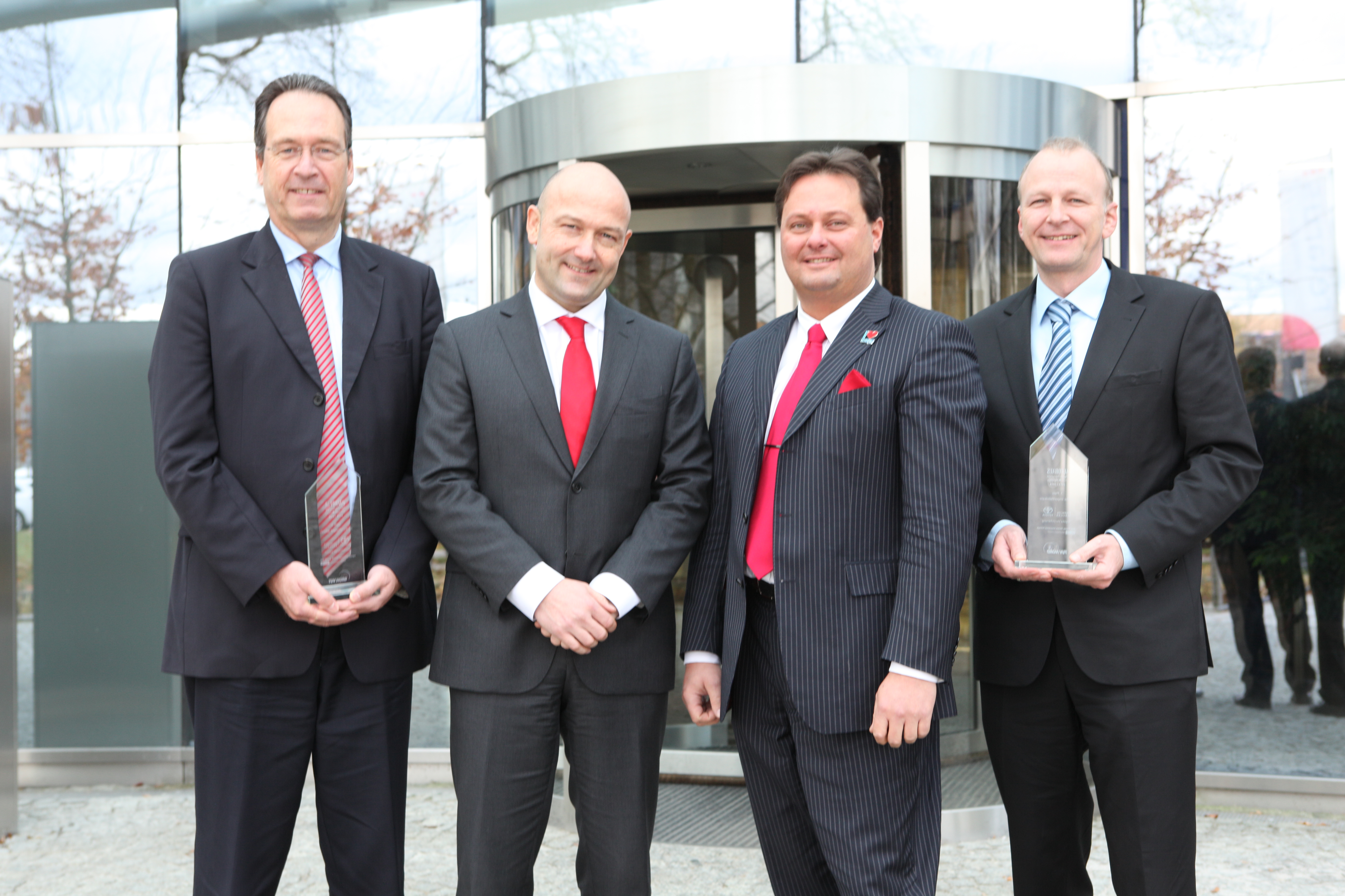 v.l.n.r.: Werner Kohlert (General Manager Vertrieb), Udo Jüngling, Michael Kainzbauer, Martin Spangenberg (alle jeweils Geschäftsführung Toyota Versicherungsdienst) 