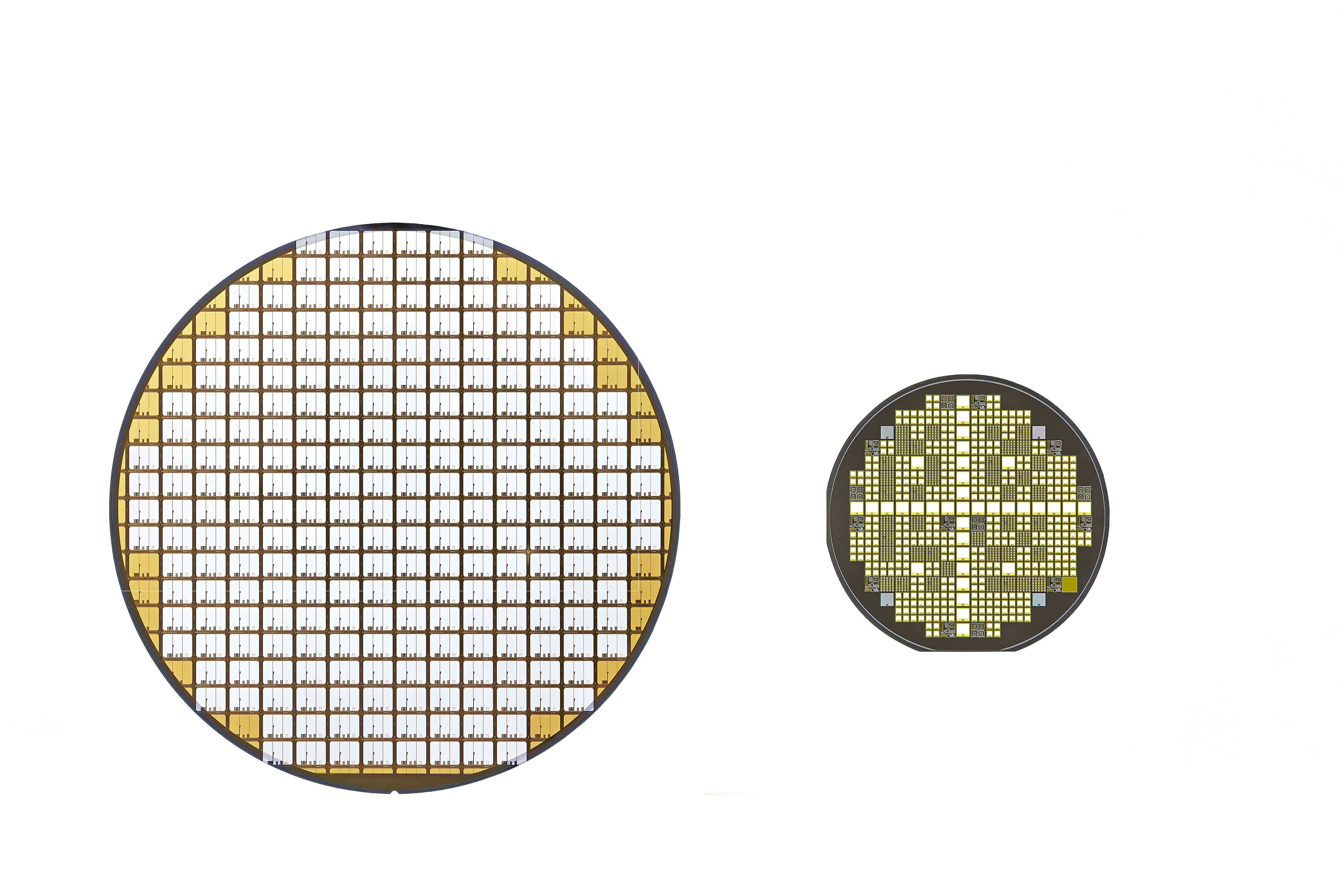 Left: Silicon power semiconductor wafer (transistor) Right: SiC power semiconductor wafer (transistor)