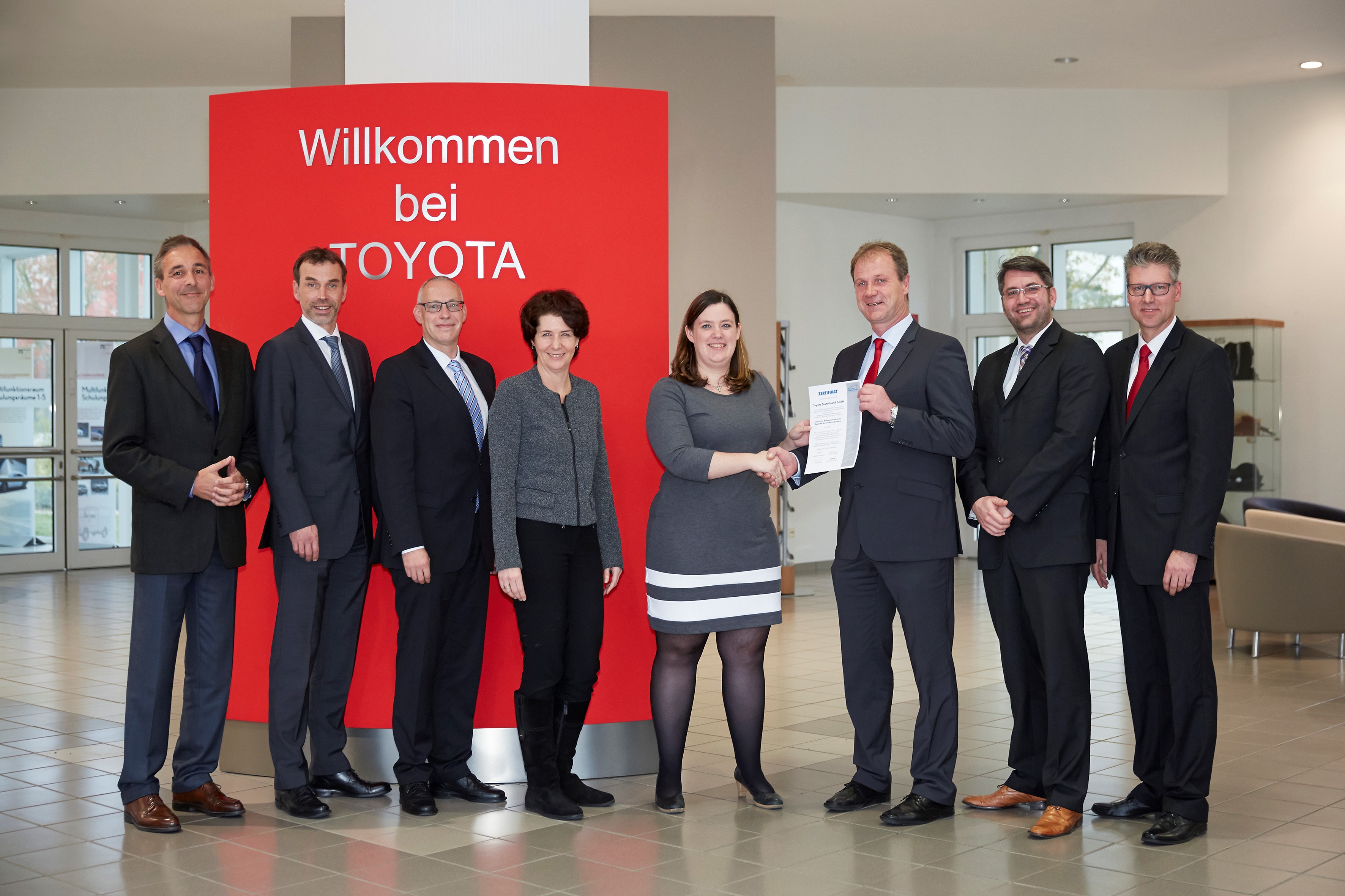 von Links: Martin Schmidt (Iveco),  Martin Menke (Menke Training),  Bernd-Rainer Bernhardt (BMW),  Ulrike Herreiner (Mercedes),  Verena Wahnschaff (VW),  Ernst Hupp (Toyota),  Mark Dallmann (Promotor),  Friedhelm Vennhoff (Toyota) 
