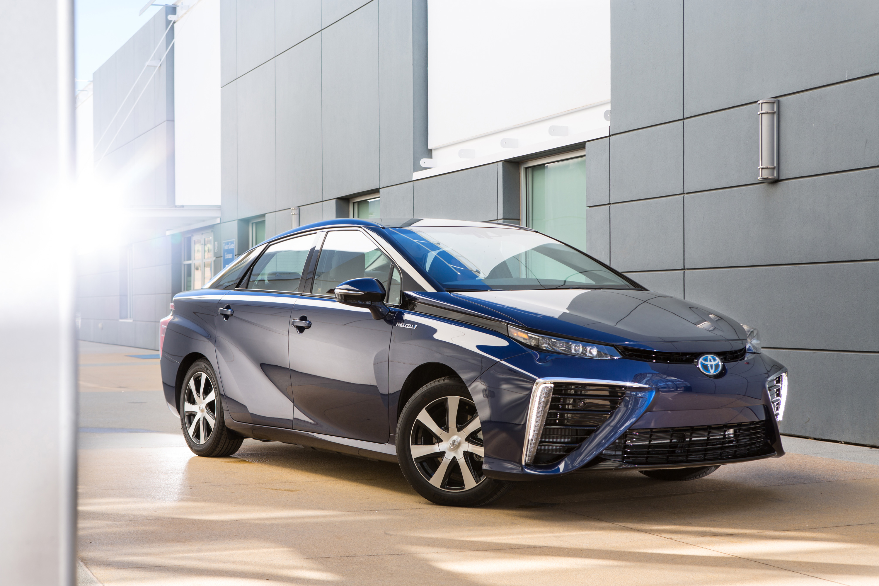 Toyota_Fuel_Cell_Vehicle_01.jpg