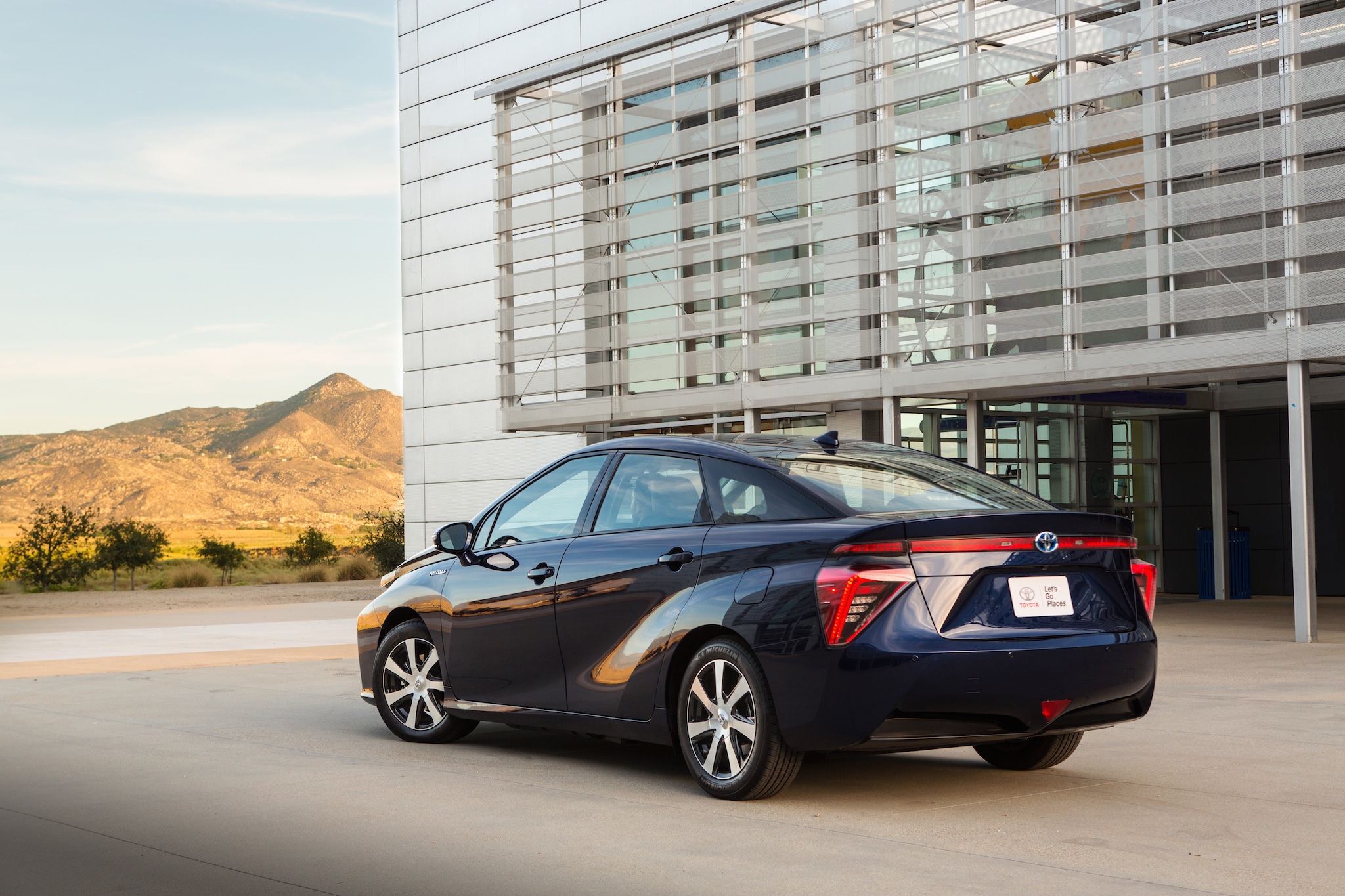 2016_Toyota_Fuel_Cell_Vehicle_005.jpg
