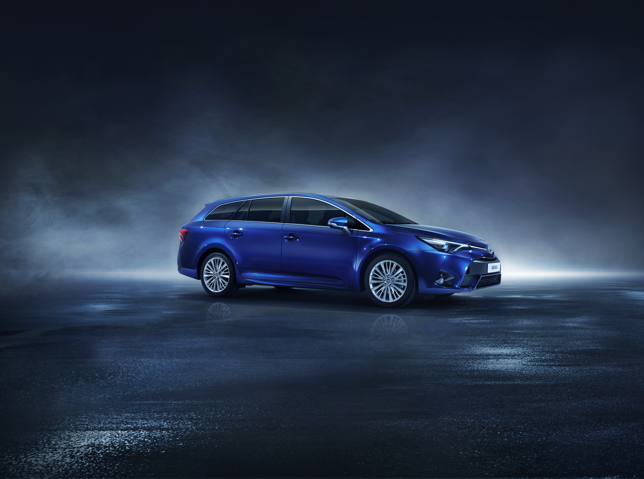AVENSIS_STUDIO_08_DPL_2015_7-8_BLUE.jpg