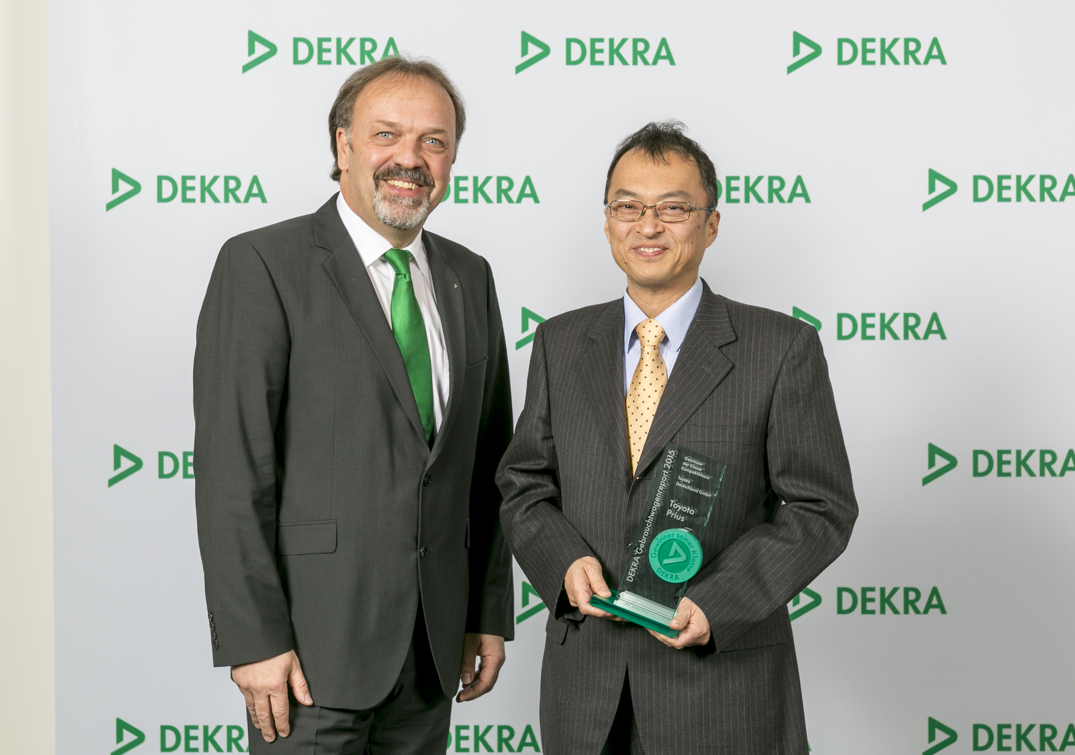 Masaki Hosoe, Chairman Toyota Deutschland GmbH (rechts), Erik Wakolbinger, Director Sales DEKRA SE