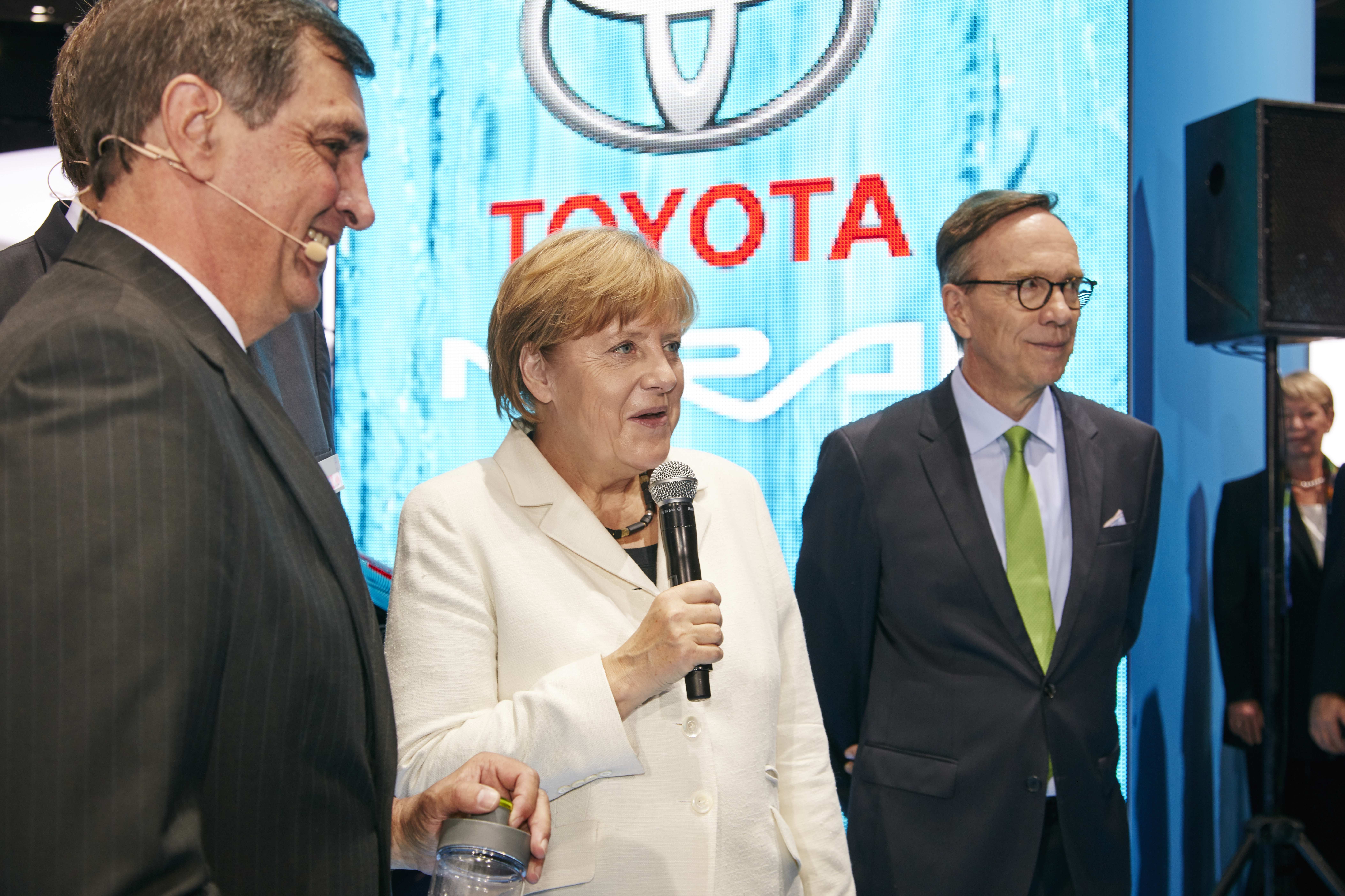 Angela Merkel erlebte auf der IAA das erste Wasserstoff-Serienauto