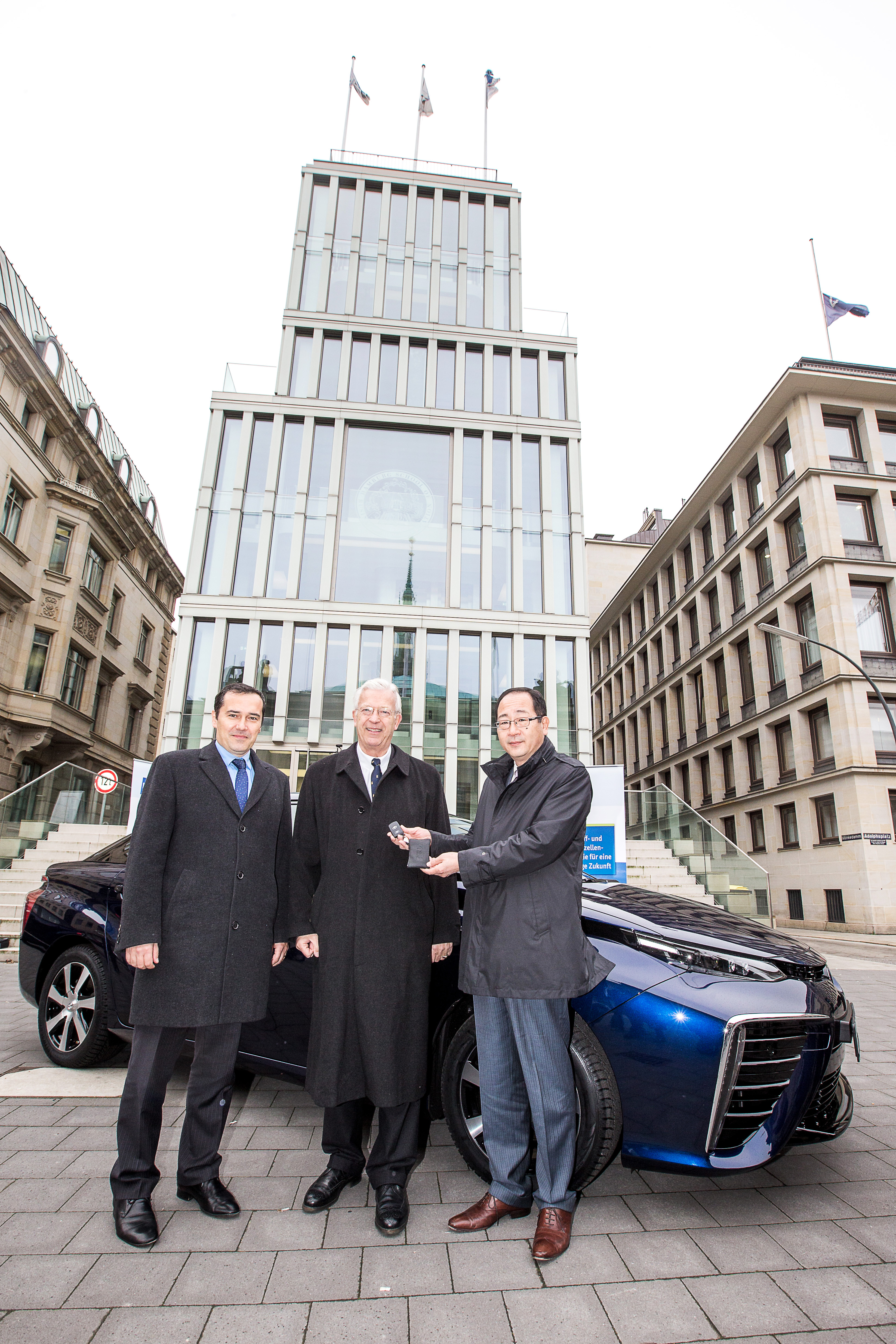 Erster Toyota Mirai in Hamburg übergeben