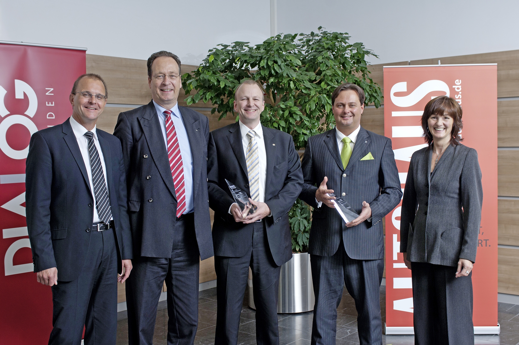 v. l. n. r.: Ralph M. Meunzel, Chefredakteur Fachzeitschrift AUTOHAUS; Werner Kohlert, Vertriebsleiter Toyota Versicherungsdienst; Martin Spangenberg, Mitglied der Geschäftsleitung Toyota Versicherungsdienst; Michael Kainzbauer, Geschäftsführer & Euro