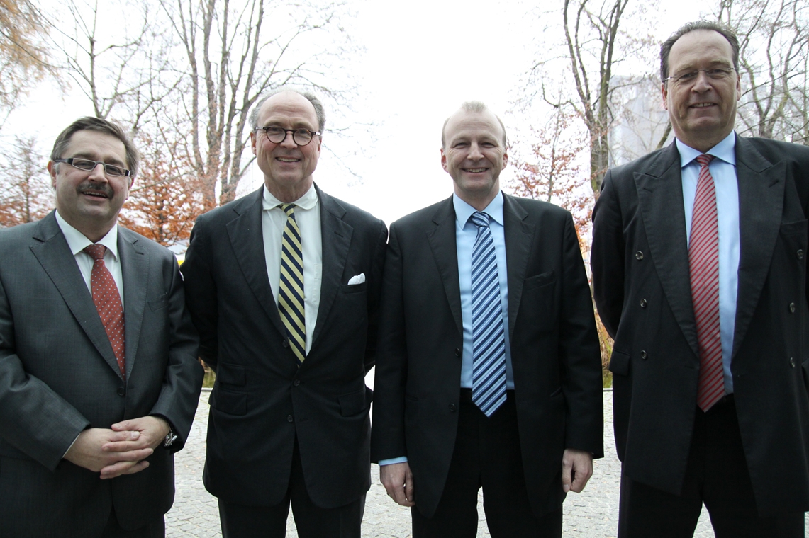v.l.n.r.: Walter K.Pfauntsch ( Redaktions- und Geschäftsleitung, Sonderbeauftragter AUTOHAUS)  Stefan Offierski (General Manager Sales & Marketing Toyota Versicherungsdienst)  Martin Spangenberg (Mitglieder der Geschäftsleitung Toyota Versicherungsdien