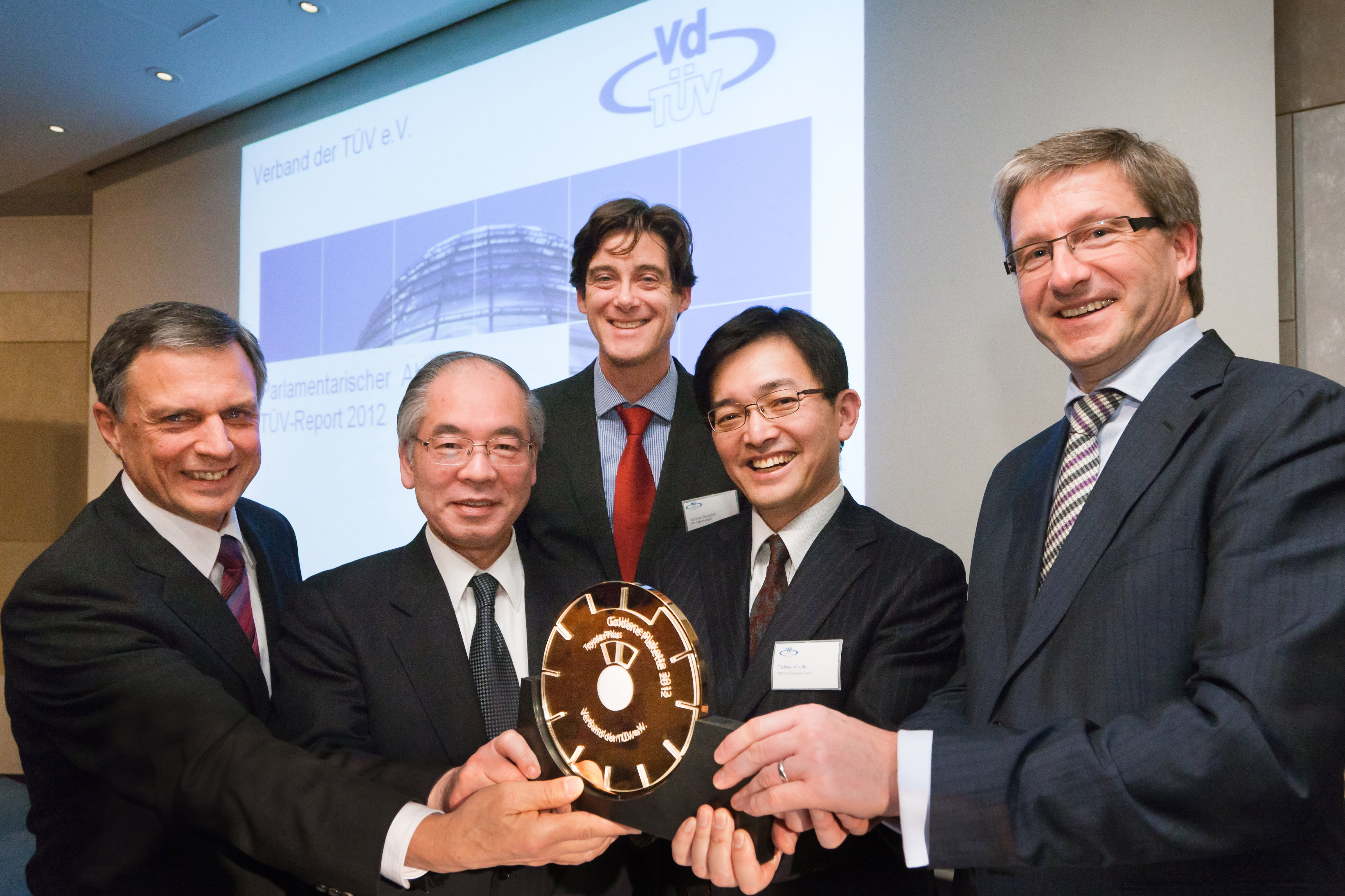 Dr. Klaus Brüggemann, Geschäftsführendes Präsidiumsmitglied Verband der TÜV  e.V. (VdTÜV e.V.), Dr. Takahiro Shinyo, Botschafter von Japan in  Deutschland, Lorenz Maroldt, Chefredakteur „Der Tagesspiegel“ und Laudator,  Toshiaki Yasuda, Präsid