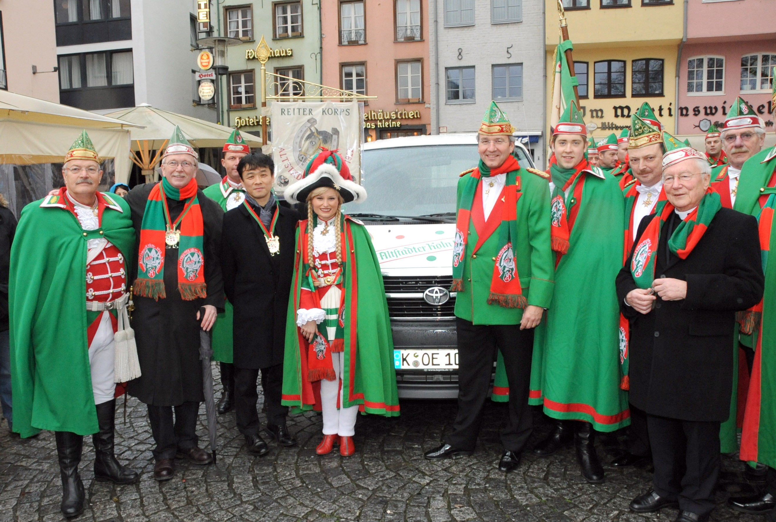 Fahrzeugübergabe an die Altstädter Köln 1922 e.V.: (v.l.n.r.) Kommandant  Kurt Nürnberg, Lothar Feuser, Geschäftsführer Toyota Deutschland, Junichi  Hatsutani, Toyota Deutschland, Mariechen Stefanie Pütz, Präsident Hans  Kölschbach, Tanzoffizier