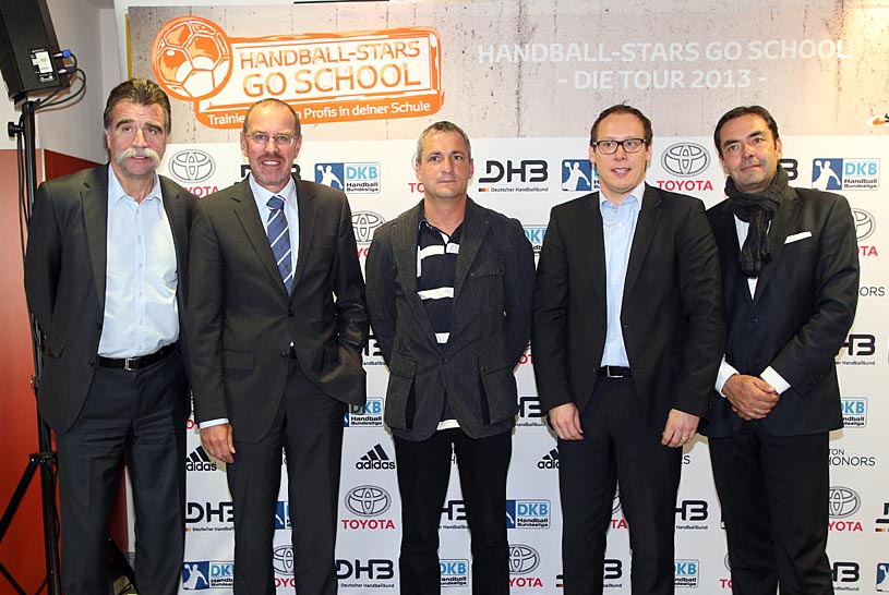 v.l.n.r.: Heiner Brand,  DHB Manager und Schirmherr HANDBALL-STARS GO SCHOOL; Frank Gründler, General Manager Marketing Toyota Deutschland; Georg Clarke, DHB Vizepräsident Jugend; Mark Schober, Prokurist DKB Handball-Bundeliga; Sven Pasch, Hilton Direc
