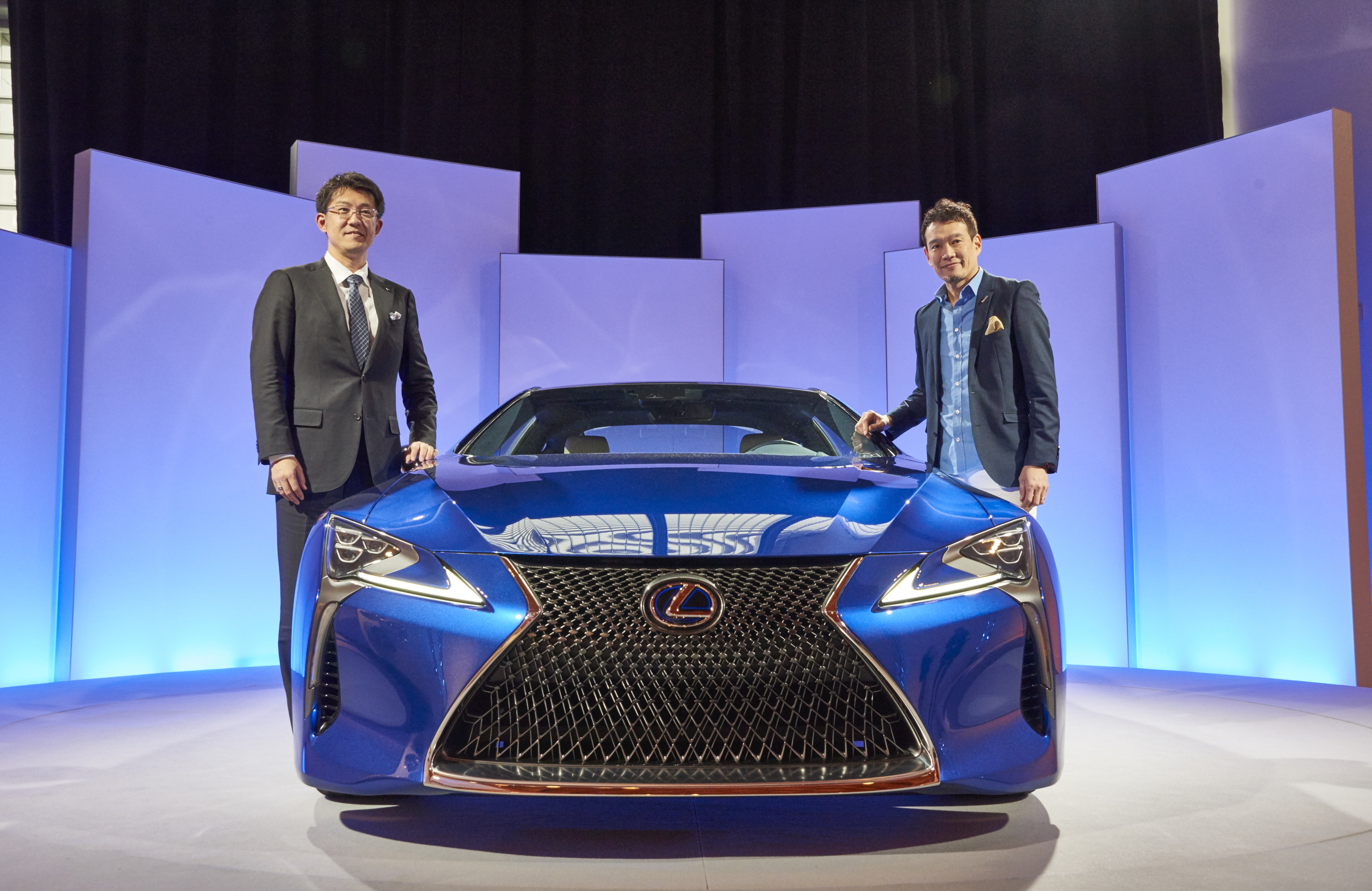 links: Lexus LC Chefingenieur Koji Sato, rechts: Lexus LC Chefdesigner Tadao Mori