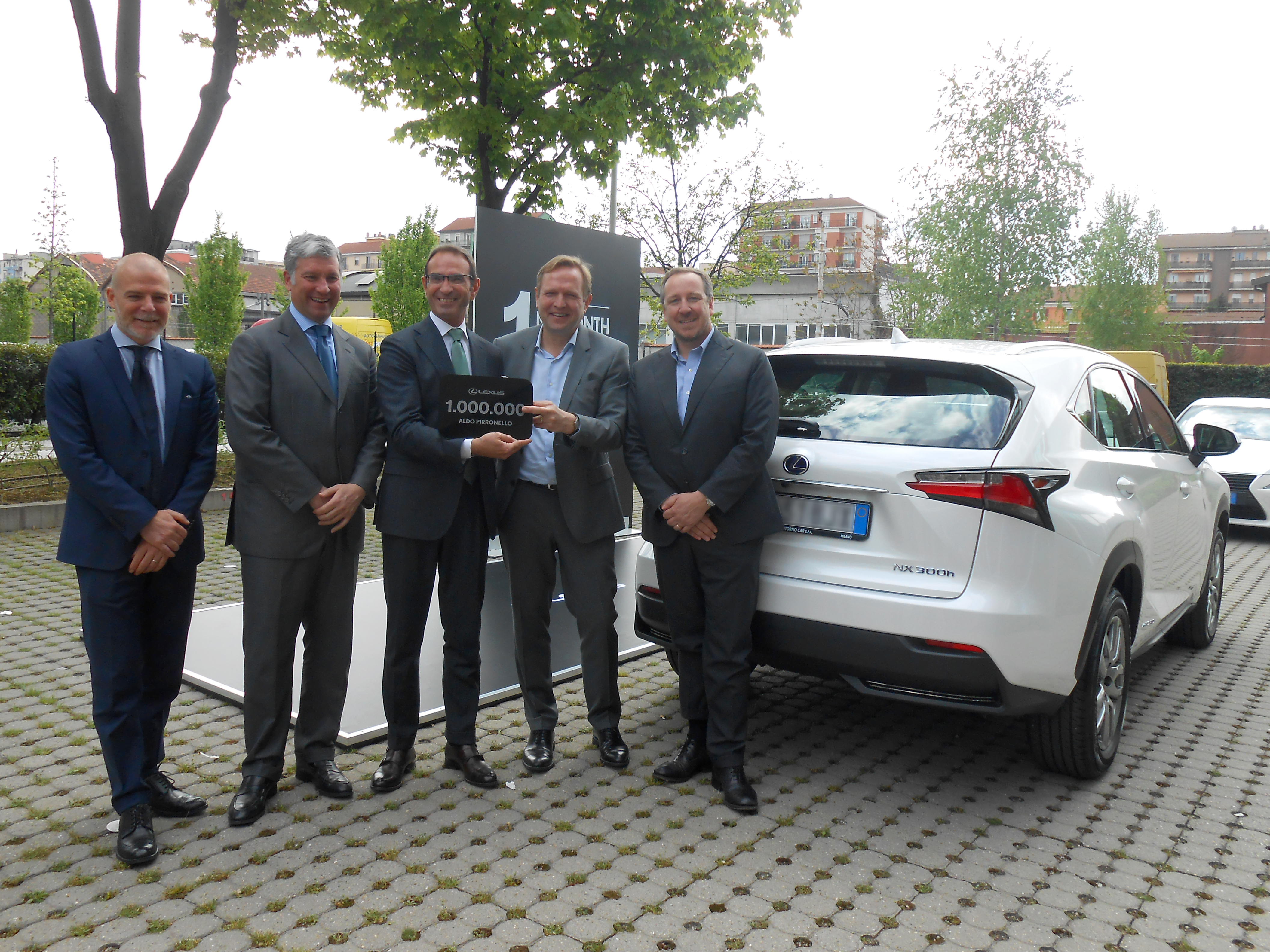 Von links: Mariano Autuori, Head of Lexus Italien, Franco Spotorno, Lexus Mailand Retailer, Aldo Pirronello, der Kunde, Alain Uyttenhoven, Head of Lexus Europa, Andrea Carlucci, CEO of TMI  