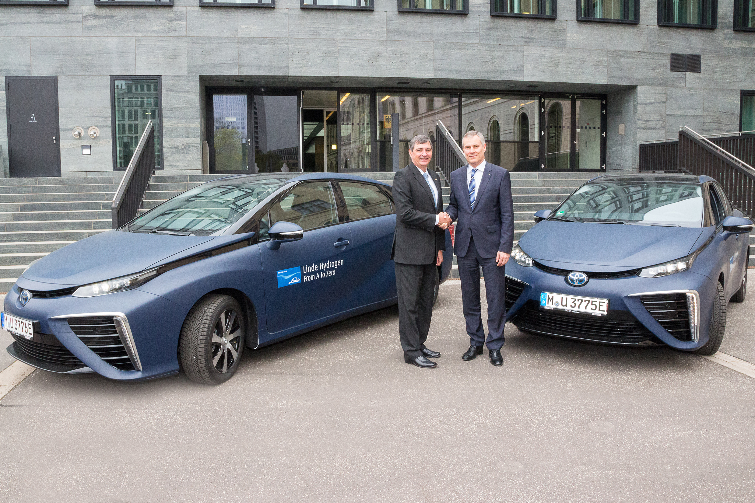 Die beiden Mirai wurden im Rahmen des „H2 Mobility“-Kongresses Mitte April in Berlin von Dr. Johan van Zyl, Präsident von Toyota Motor Europe, an Bernd Eulitz, Vorstandsmitglied der Linde AG, übergeben.