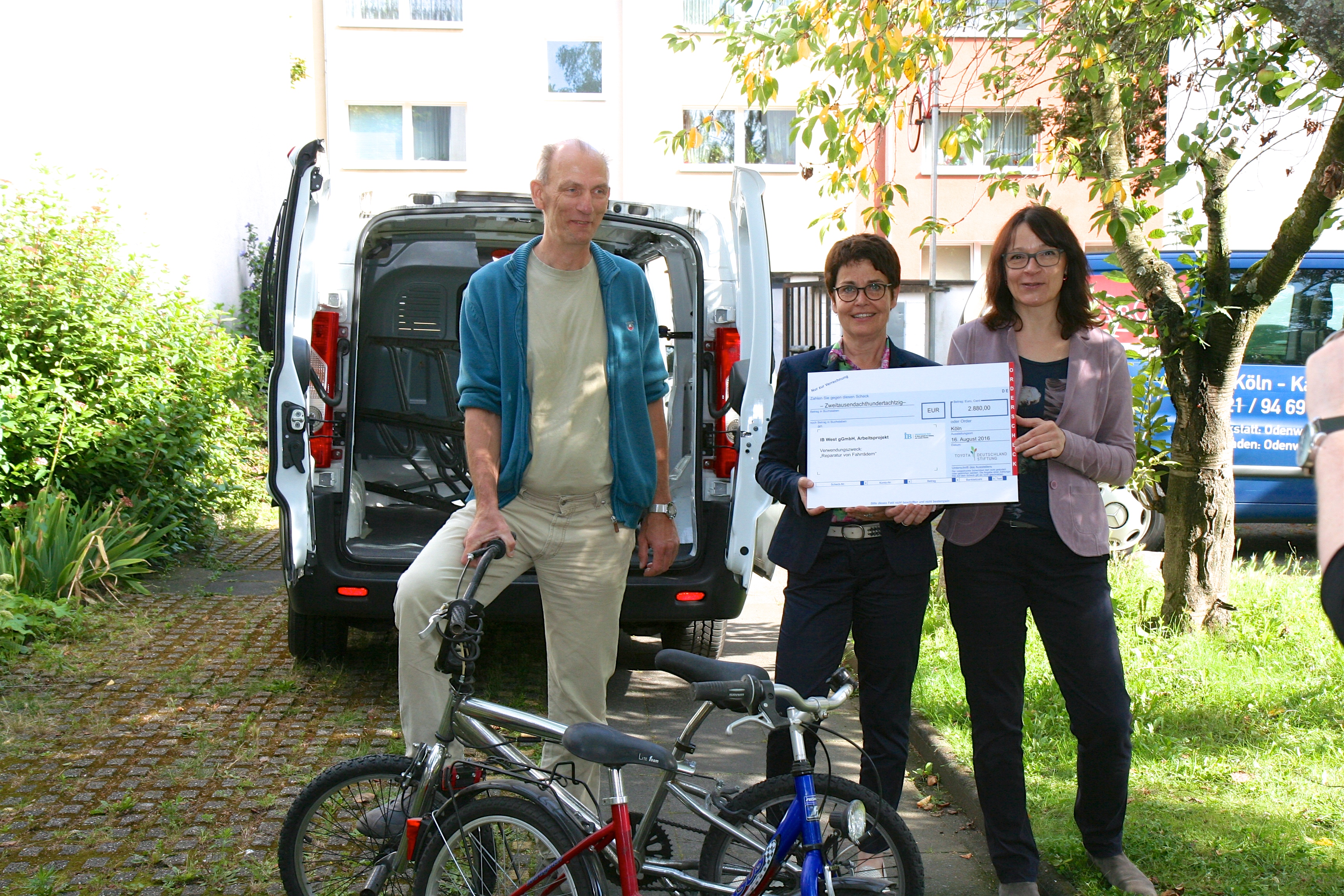 Toyota Mitarbeiter spenden Fahrräder für gemeinnütziges Projekt