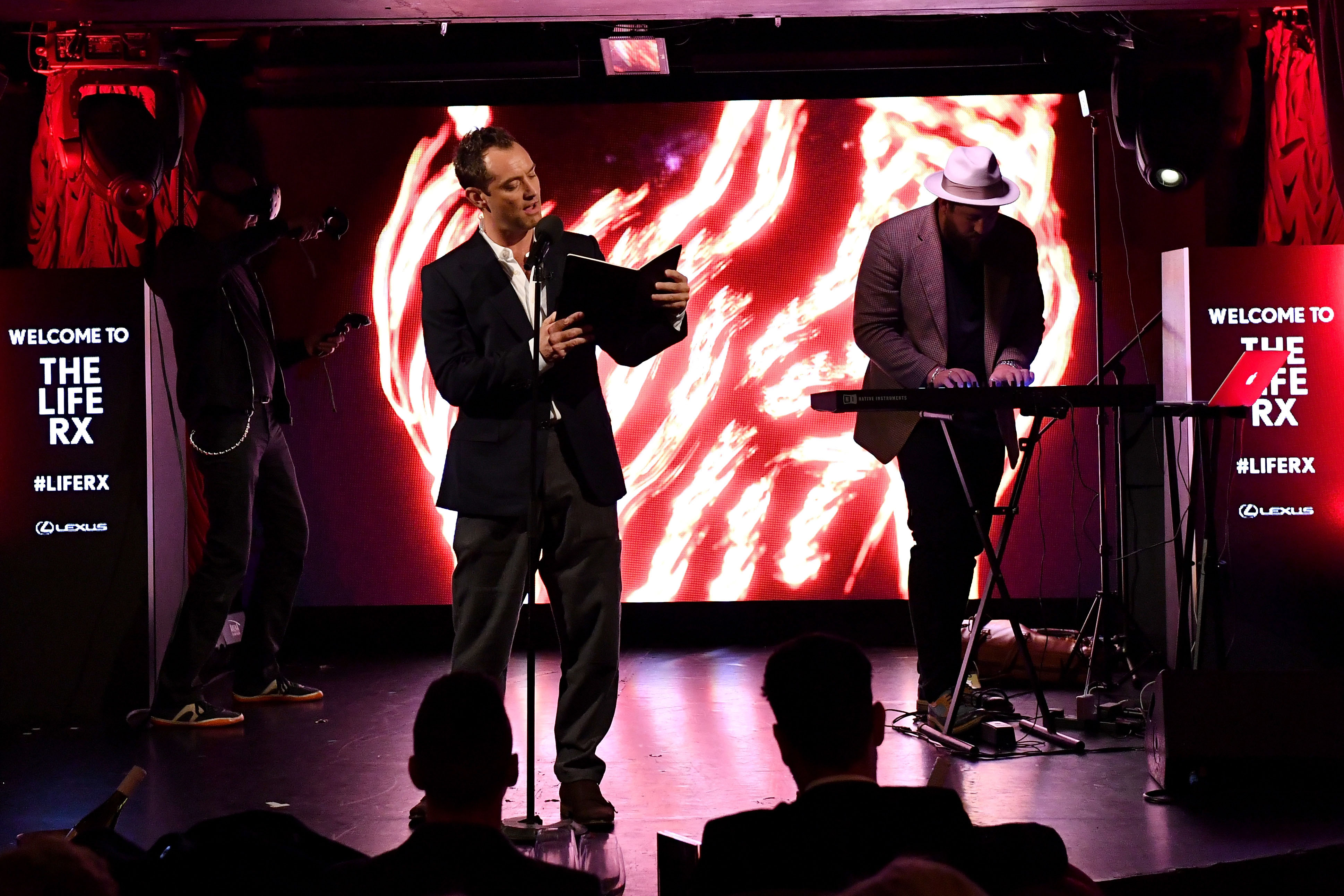 Jude Law und Lexus improvisieren im Livestream - Lexus Jude Law The Box  