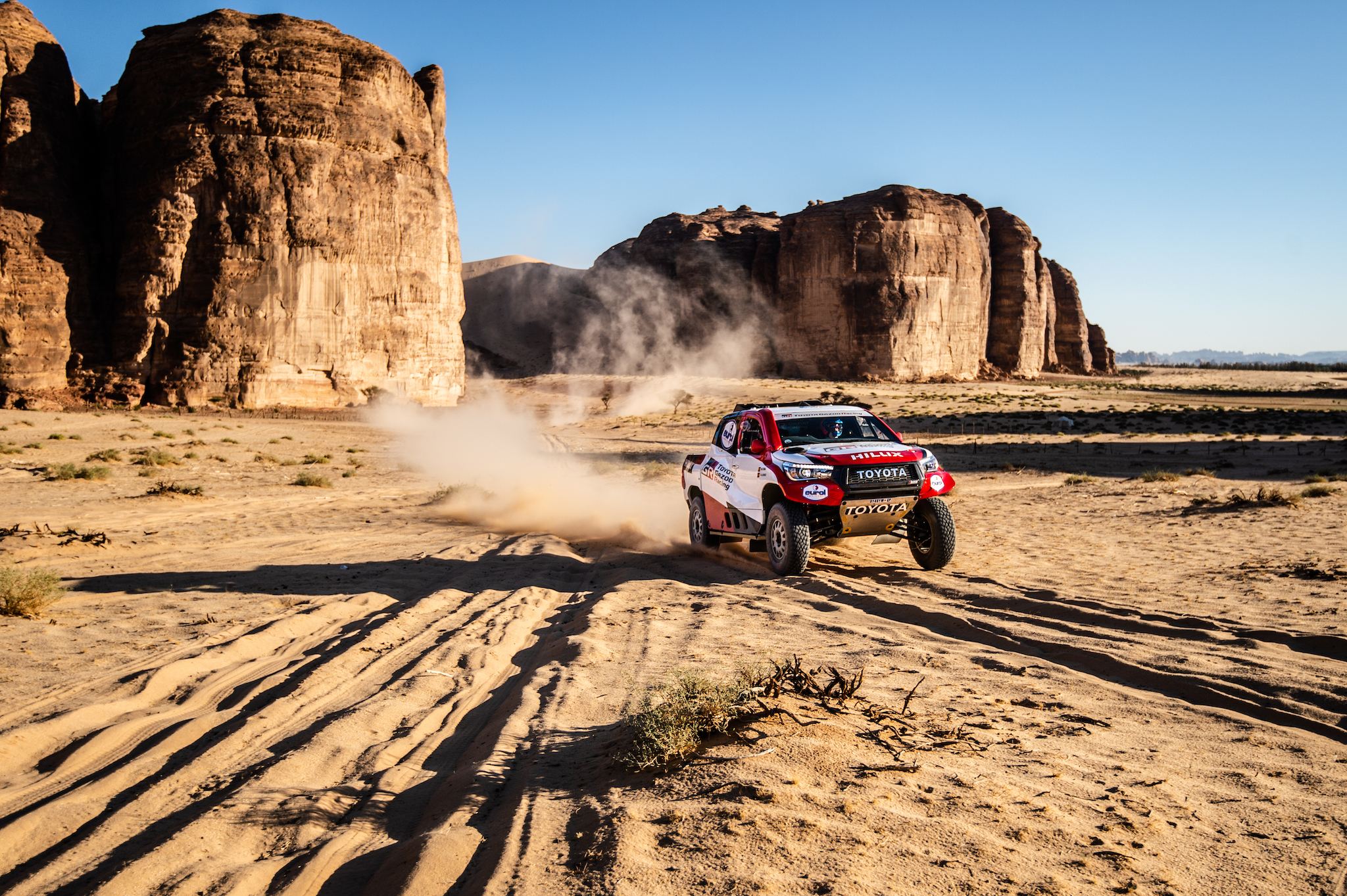 Fernando Alonso trifft letzte Dakar-Vorbereitungen mit Toyota Gazoo Racing Fernando Alonso trifft letzte Dakar-Vorbereitungen mit Toyota Gazoo Racing