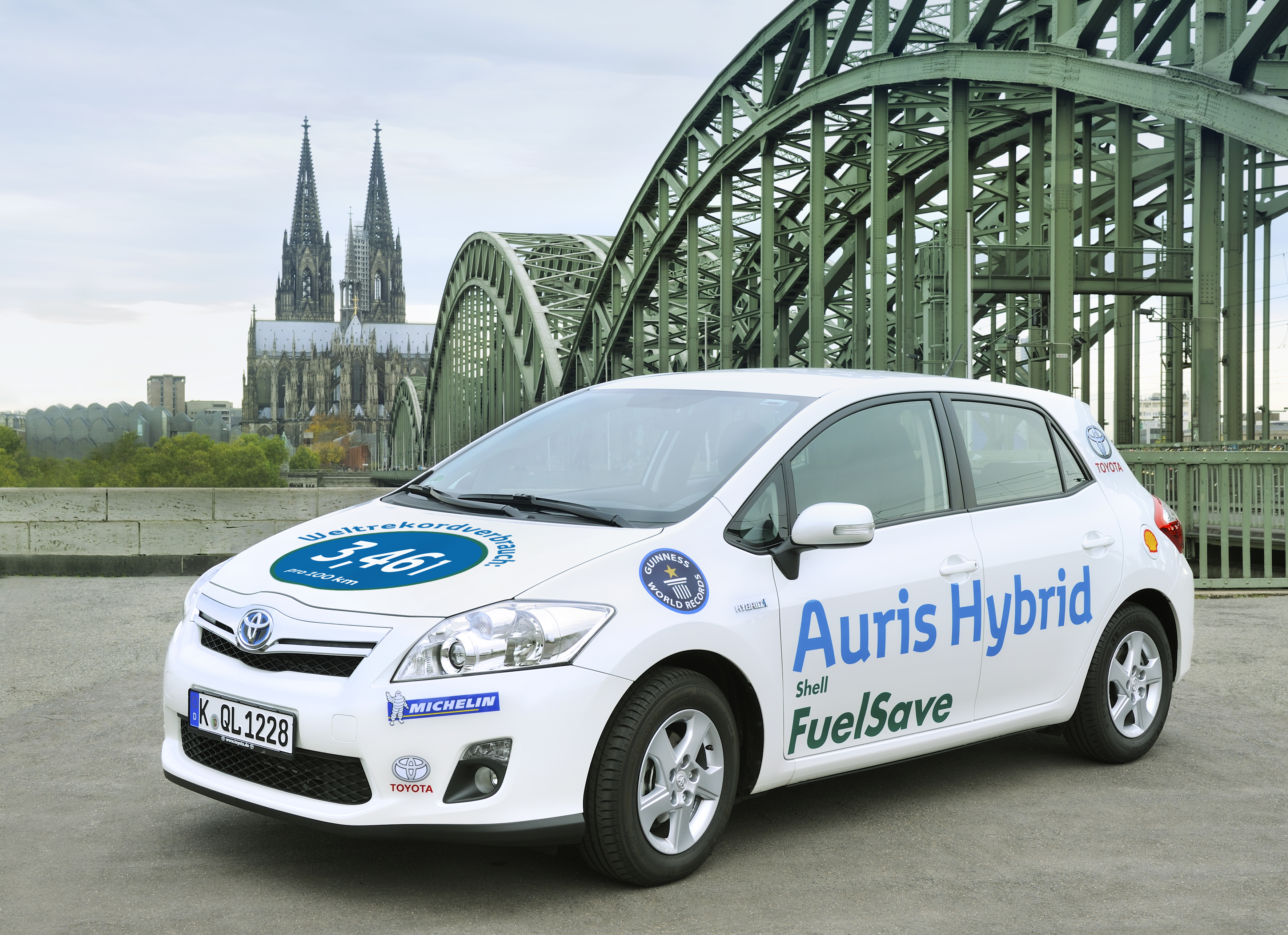 8791-toyota-auris-hybrid