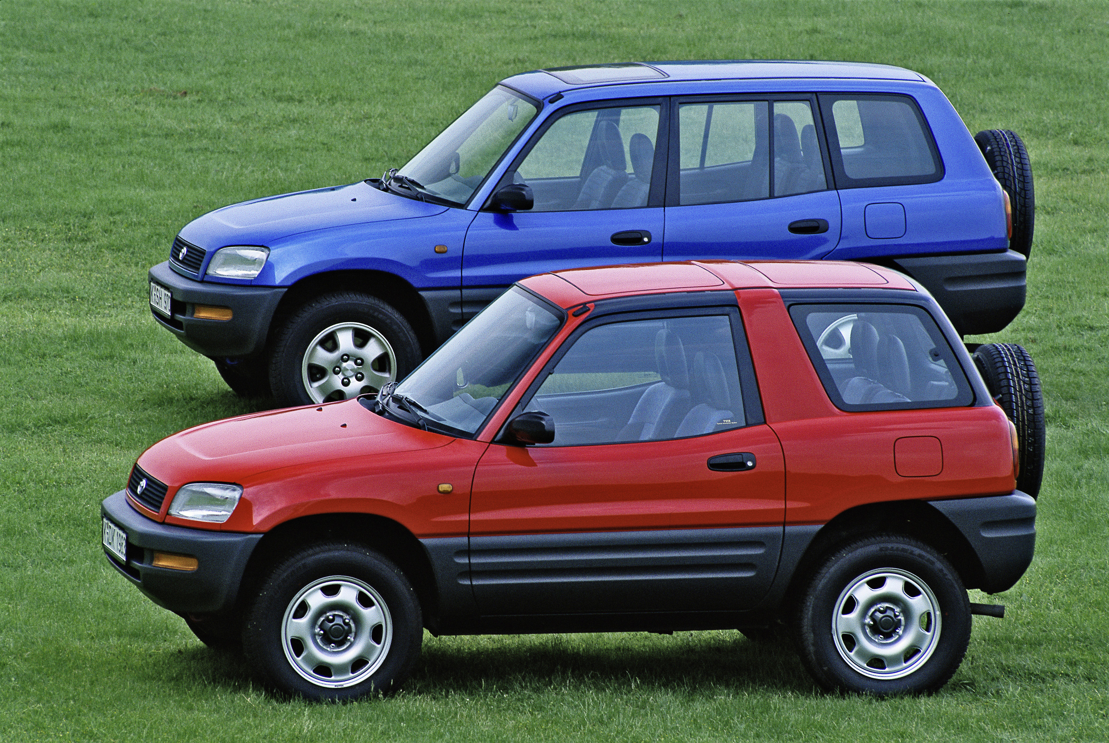 Thema 01 und PM Toyota RAV4 Generation 1 als Drei- und Füntürer, Quelle Toyota