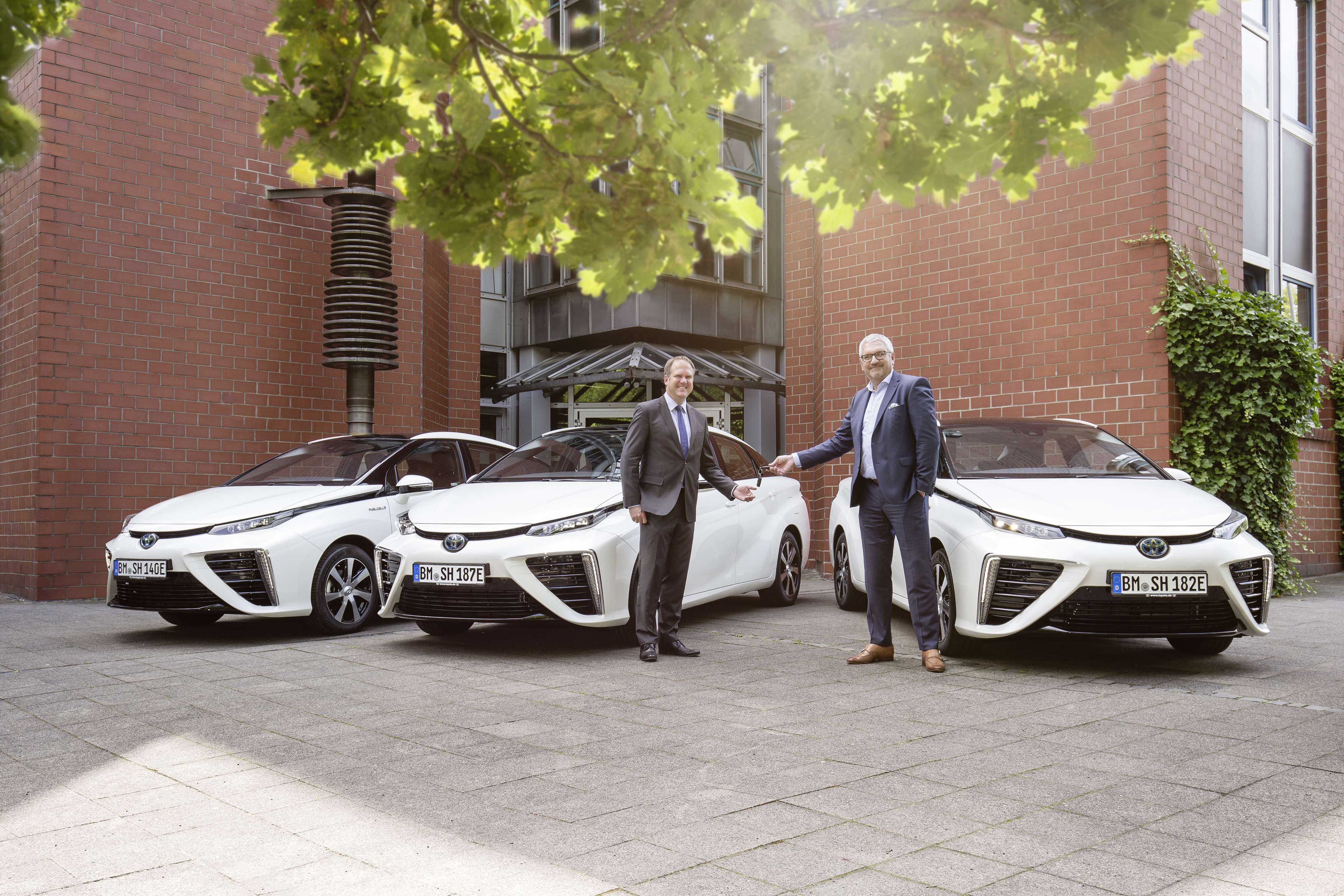 TOYOTA MIRAI STADT HÜRTH 02
