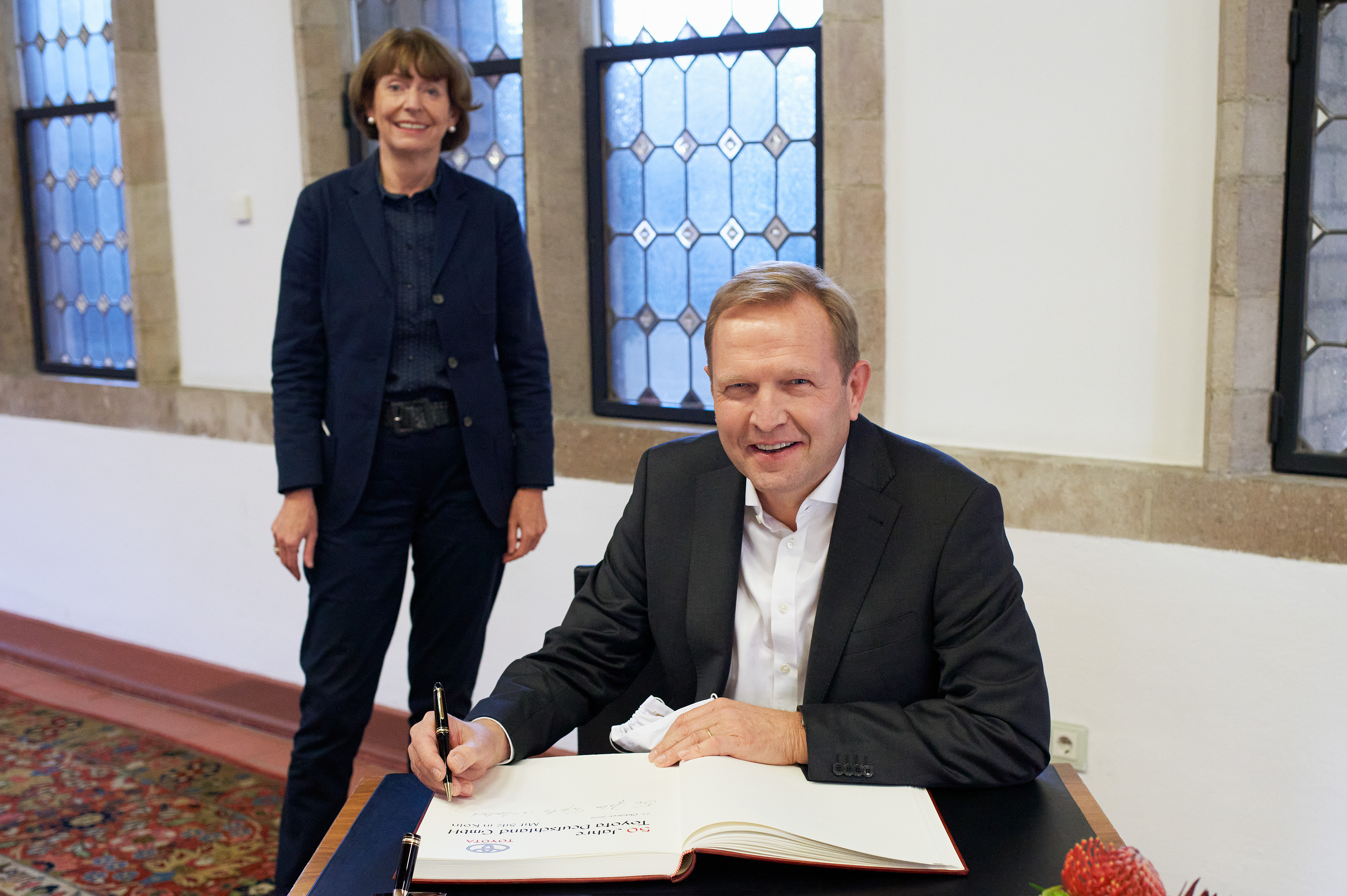 Alain Uyttenhoven, Präsident der Toyota Deutschland GmbH und Oberbürgermeisterin Henriette Reker