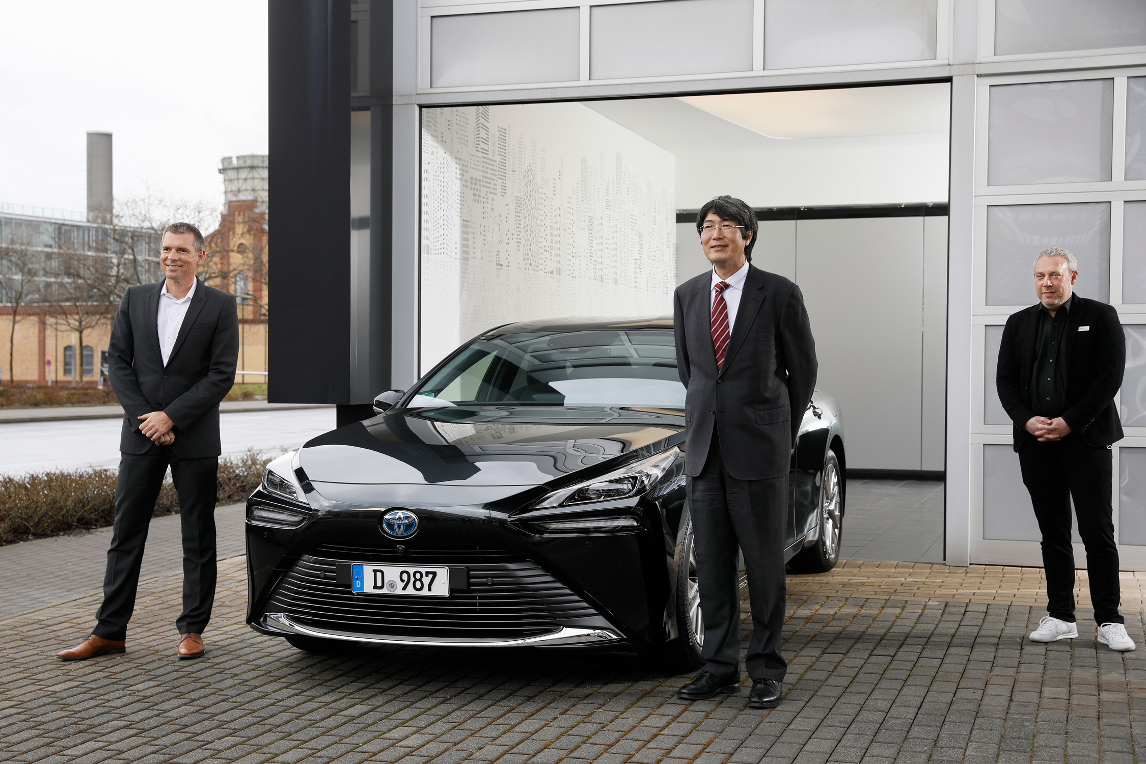 Bildunterschrift von links nach rechts: André Schmidt, Präsident Toyota Deutschland / Kiminori Iwama, Japanischer Generalkonsul / Frank Levy, geschäftsführender Gesellschafter Autohaus Levy