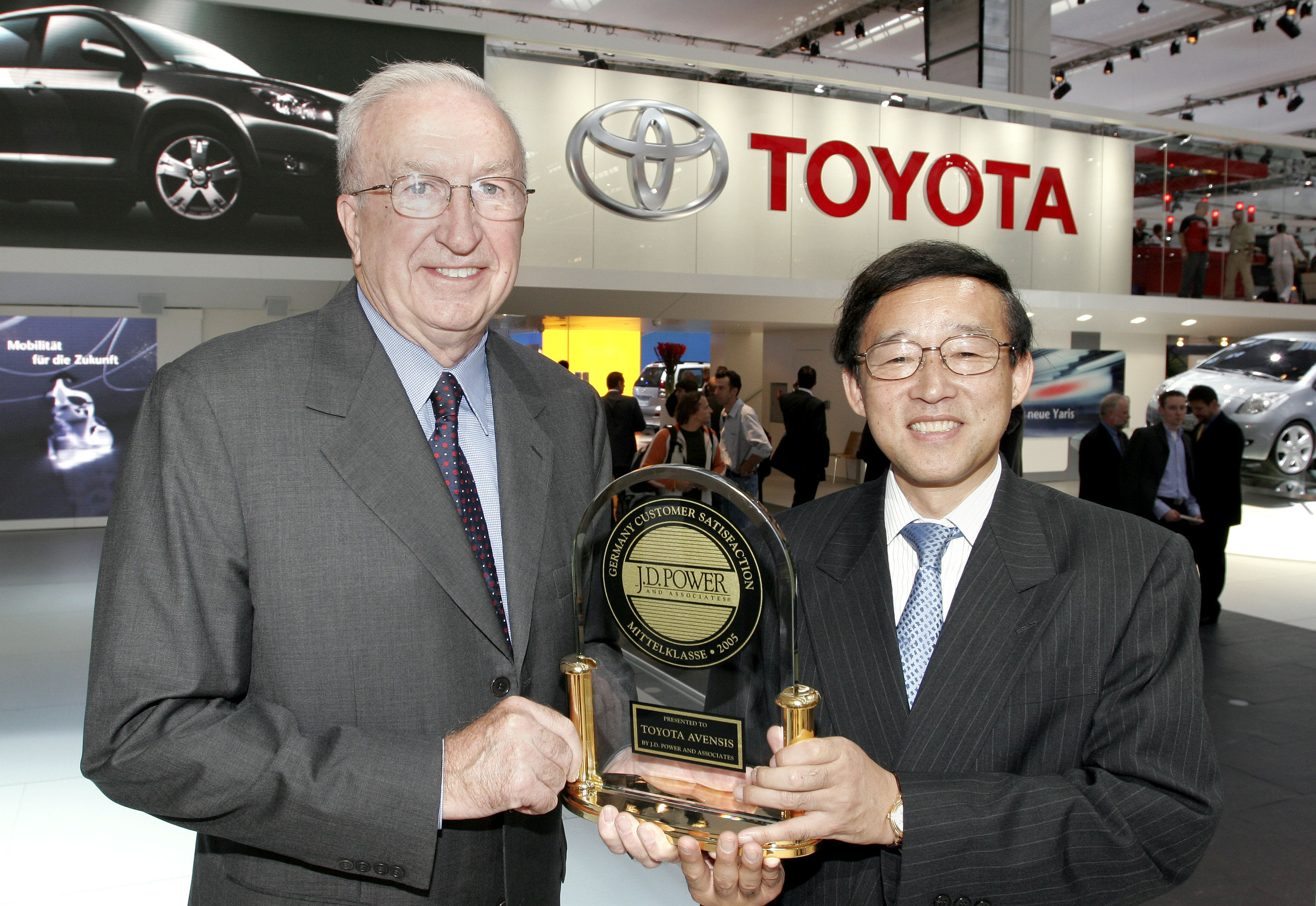 Preisverleihung durch J. D. Power auf der IAA : Firmengründer und Chairman Dave Power mit Toyota Deutschland Präsident Yoichi Tomihara
