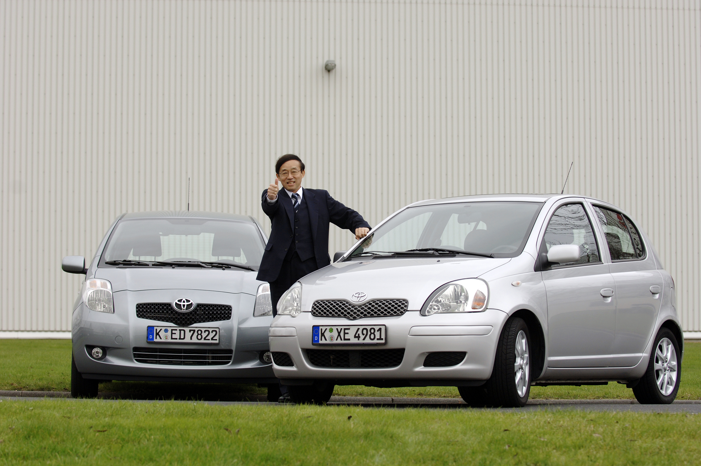 Yoichi Tomihara, Präsident Toyota Deutschland GmbH, freut sich über den Gelben Engel für den Yaris.